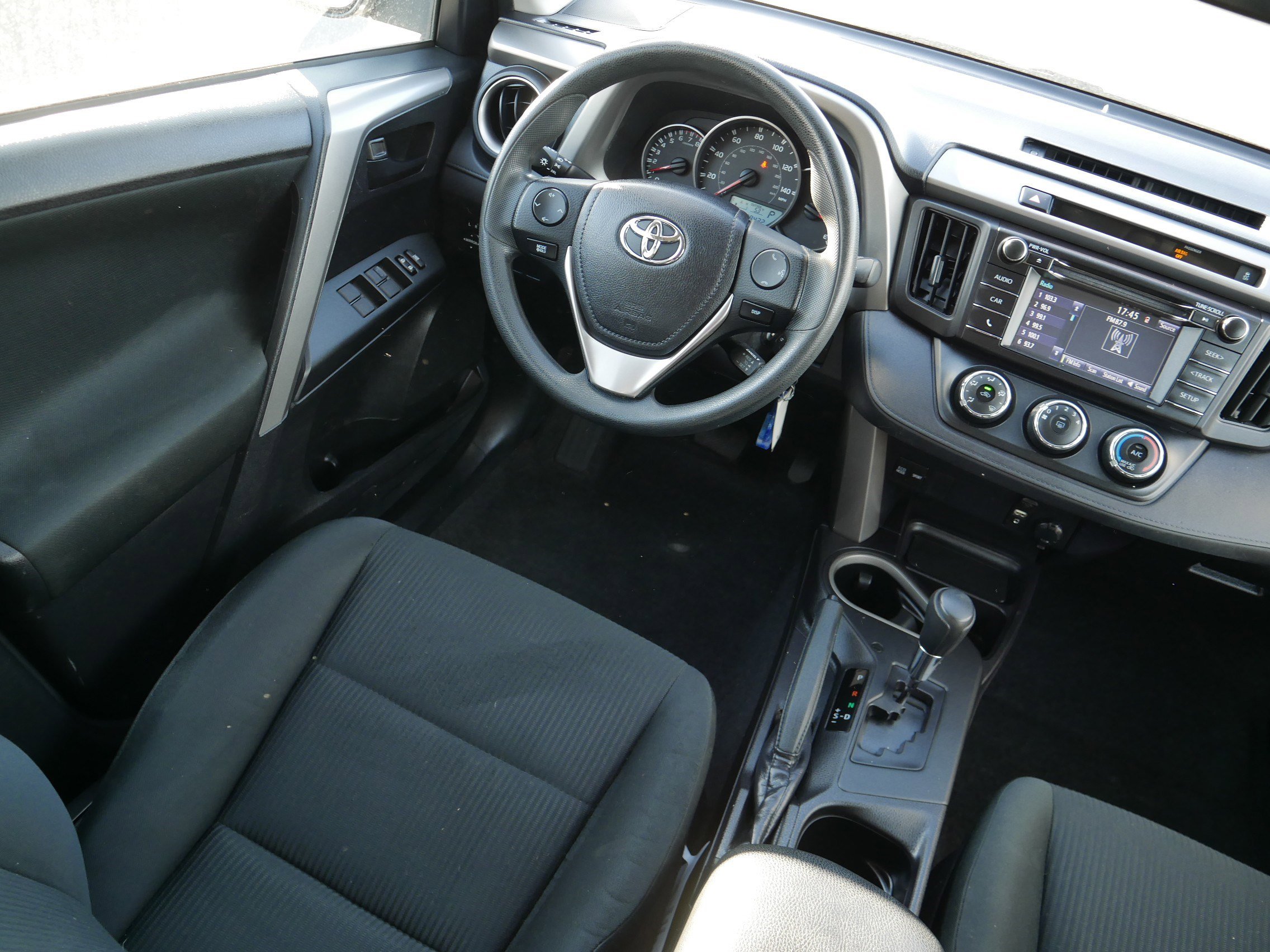 2016 Toyota RAV4 LE photo 7