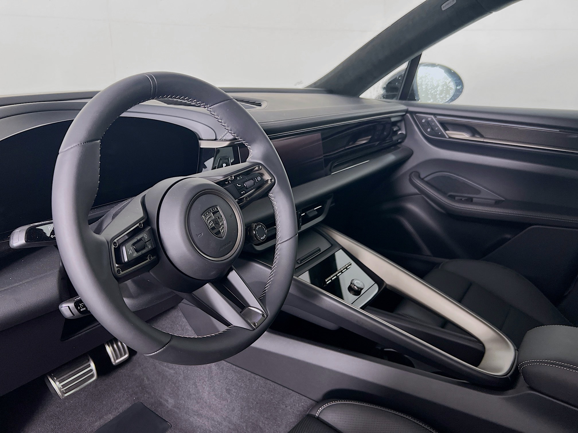 2025 Porsche Macan Turbo Electric photo 4