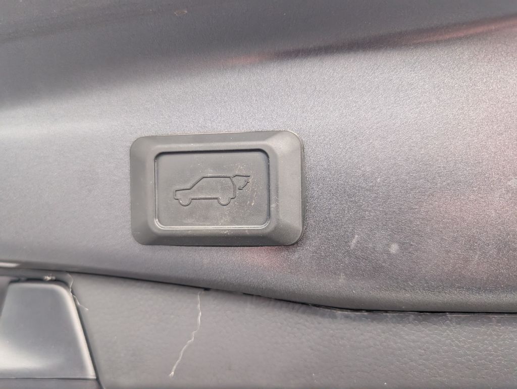 2023 Toyota RAV4 Hybrid XLE photo 8