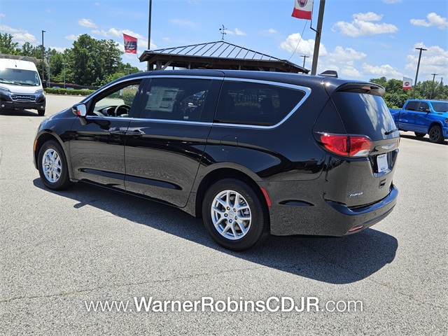 2025 Chrysler Voyager LX photo 9