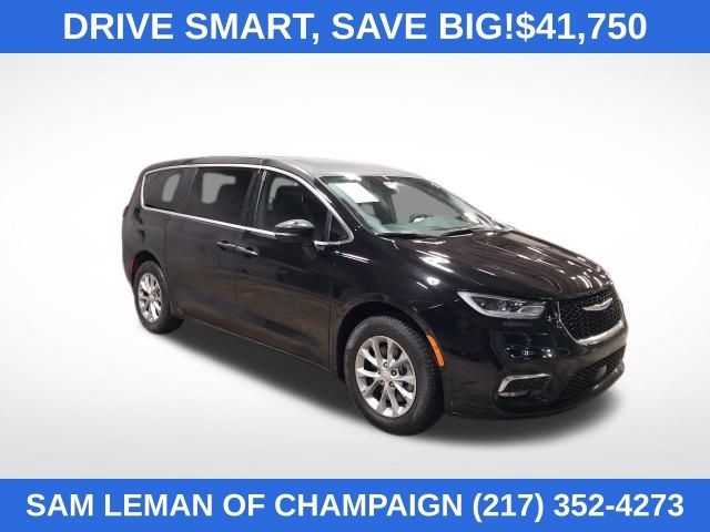 2025 Chrysler Pacifica Select's photo