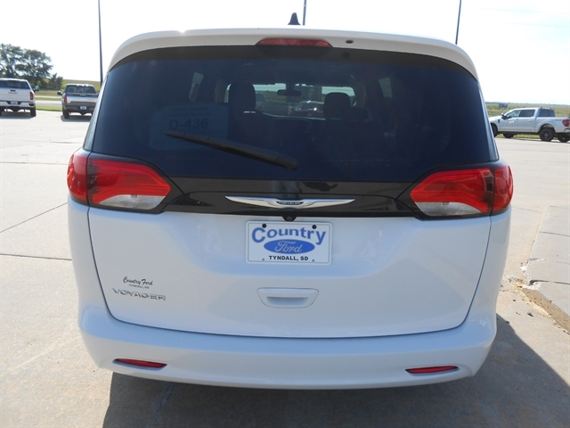 2022 Chrysler Voyager LX photo 4