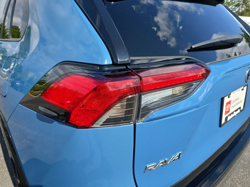 2022 Toyota RAV4 Hybrid SE photo 32