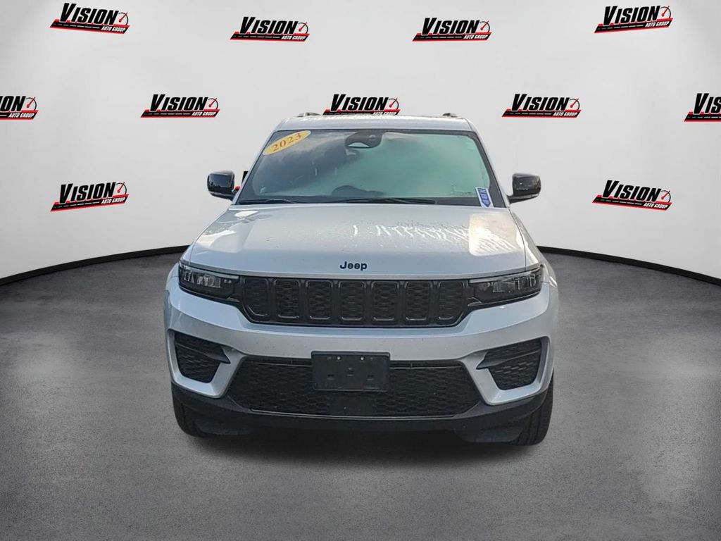 2023 Jeep Grand Cherokee Altitude photo 2