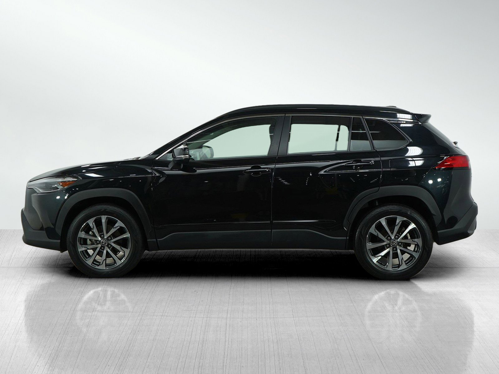 Used 2022 Toyota Corolla Cross XLE with VIN 7MUDAABGXNV043625 for sale in Bloomington, Minnesota