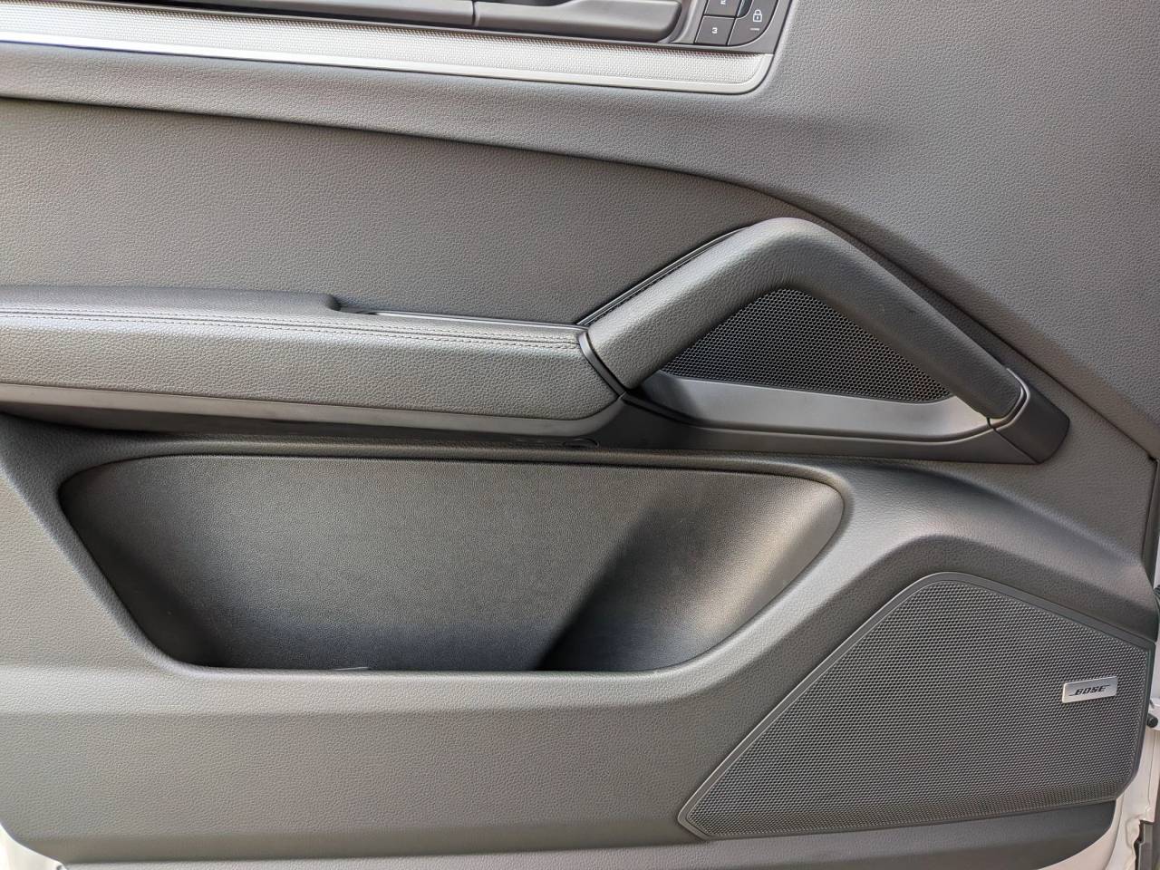 2025 Porsche Cayenne Base photo 12
