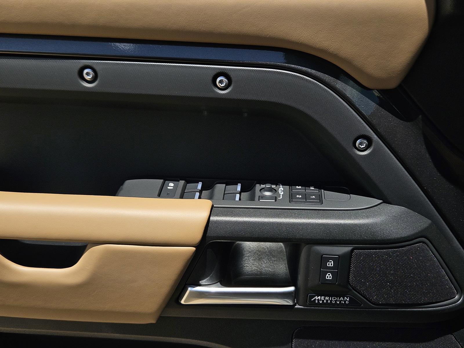 2025 Land Rover Defender 110 V8 photo 23