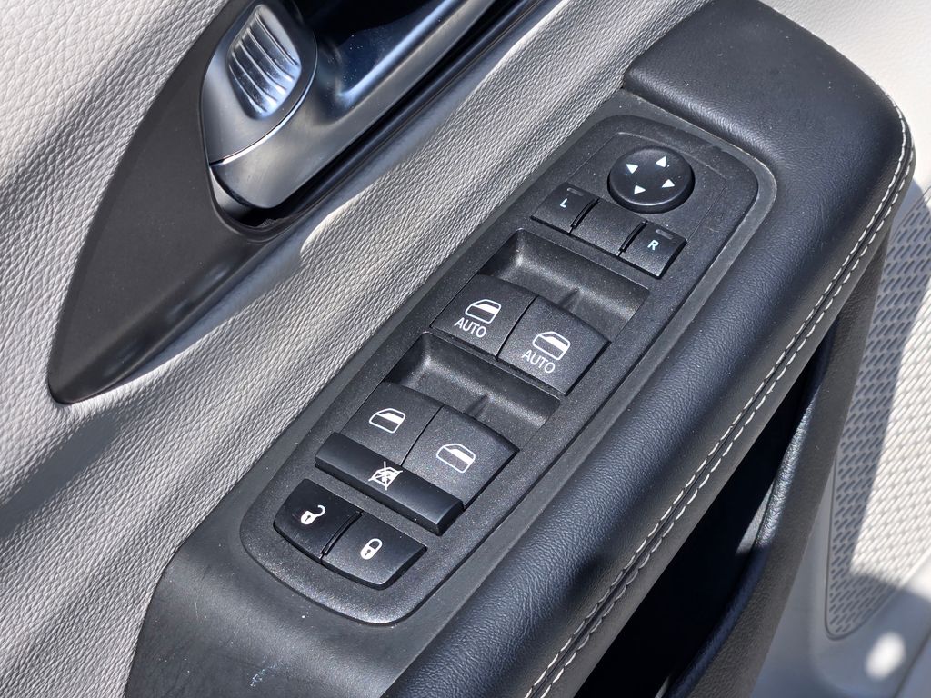 2023 Chrysler Pacifica Touring L photo 17