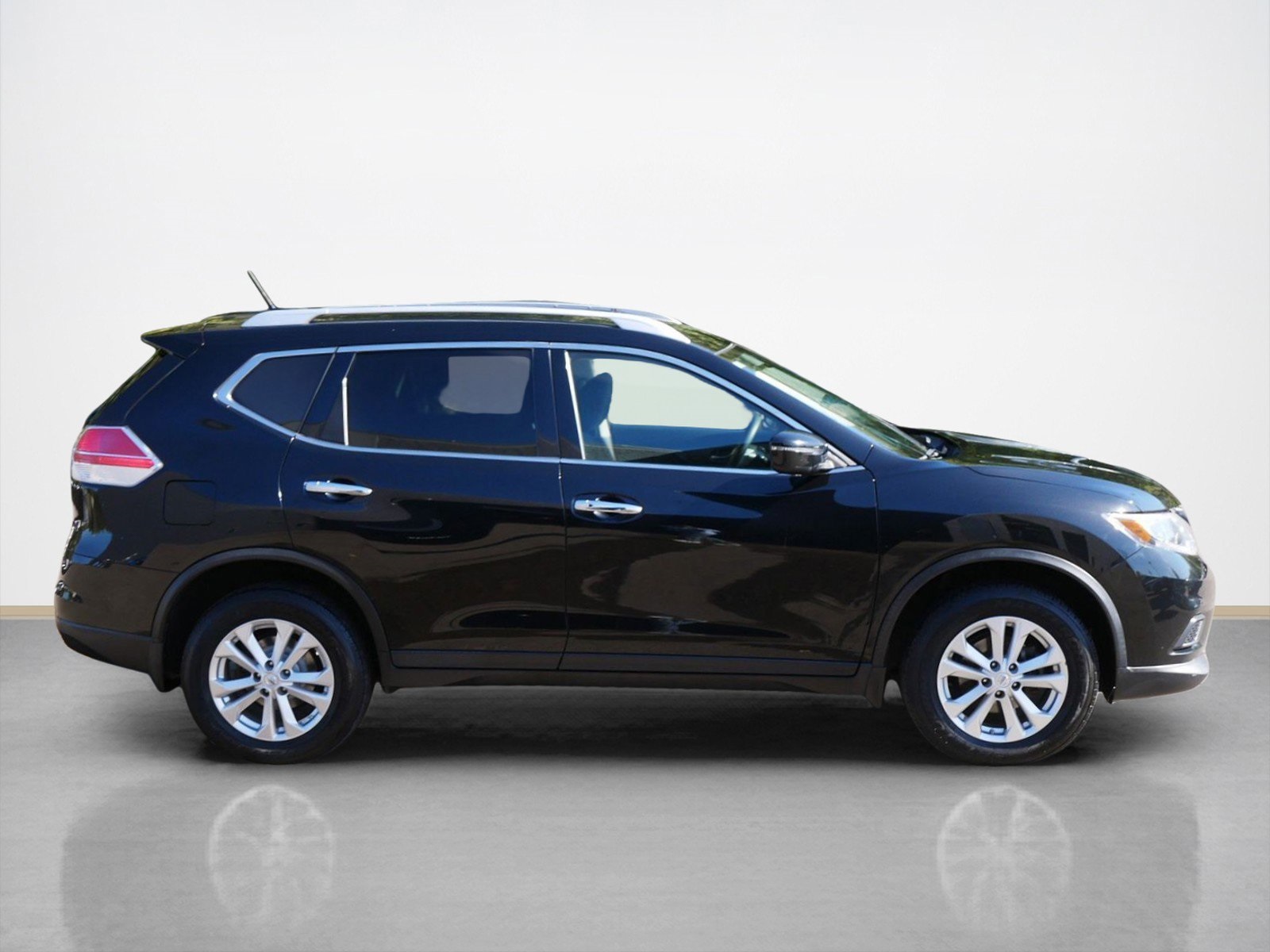 2016 Nissan Rogue SV photo 2