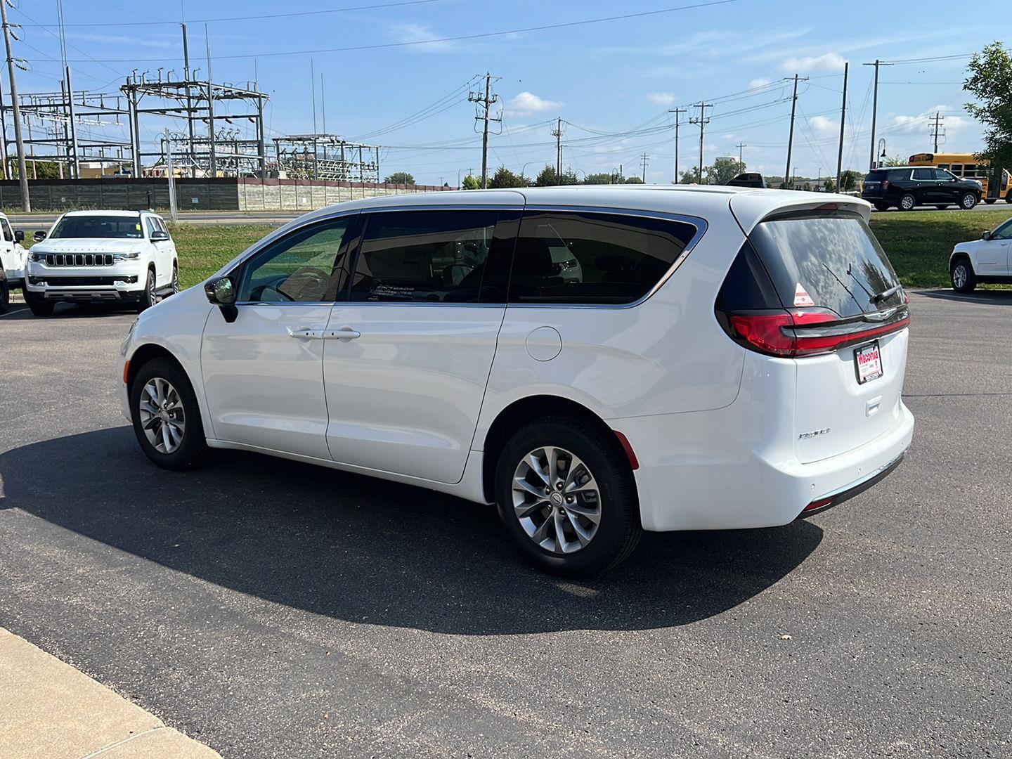 2026 Chrysler Pacifica photo 5