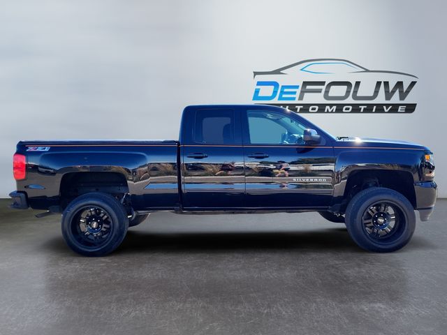 2017 Chevrolet Silverado 1500 LT photo 2
