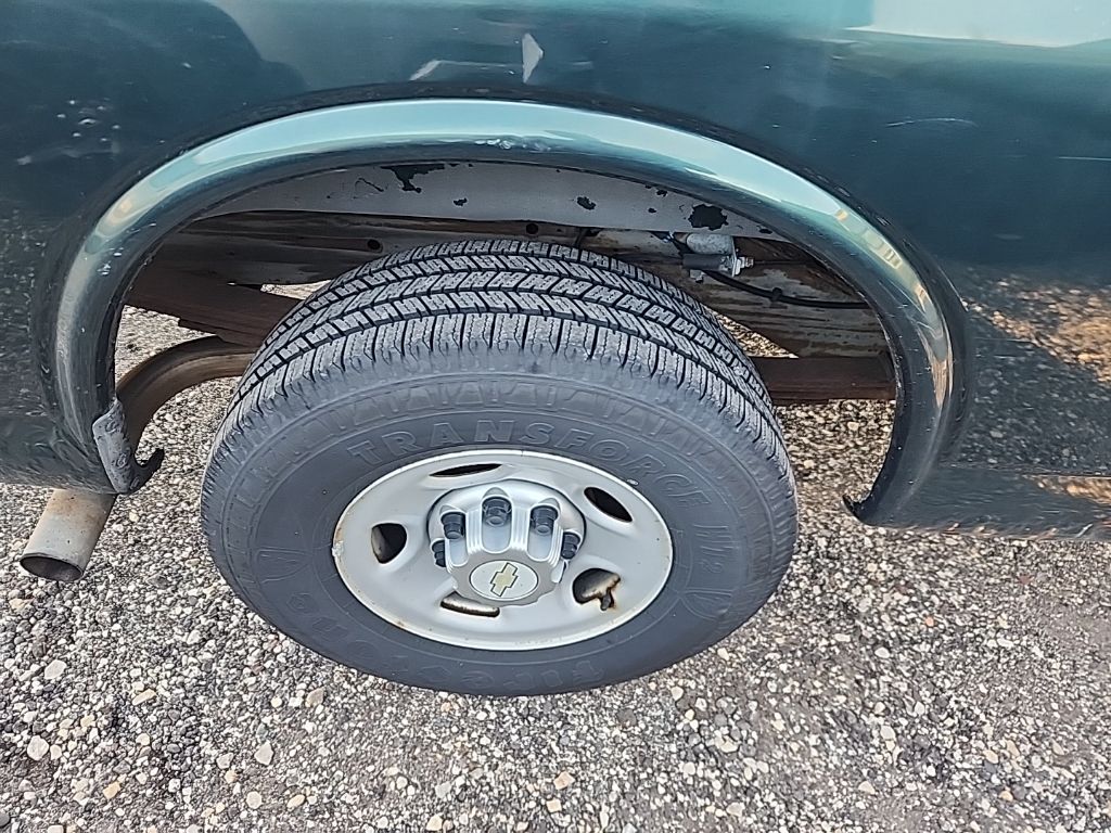 2011 Chevrolet Express 2500 Work Van photo 3