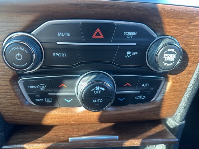 2017 Chrysler 300 C Platinum photo 16