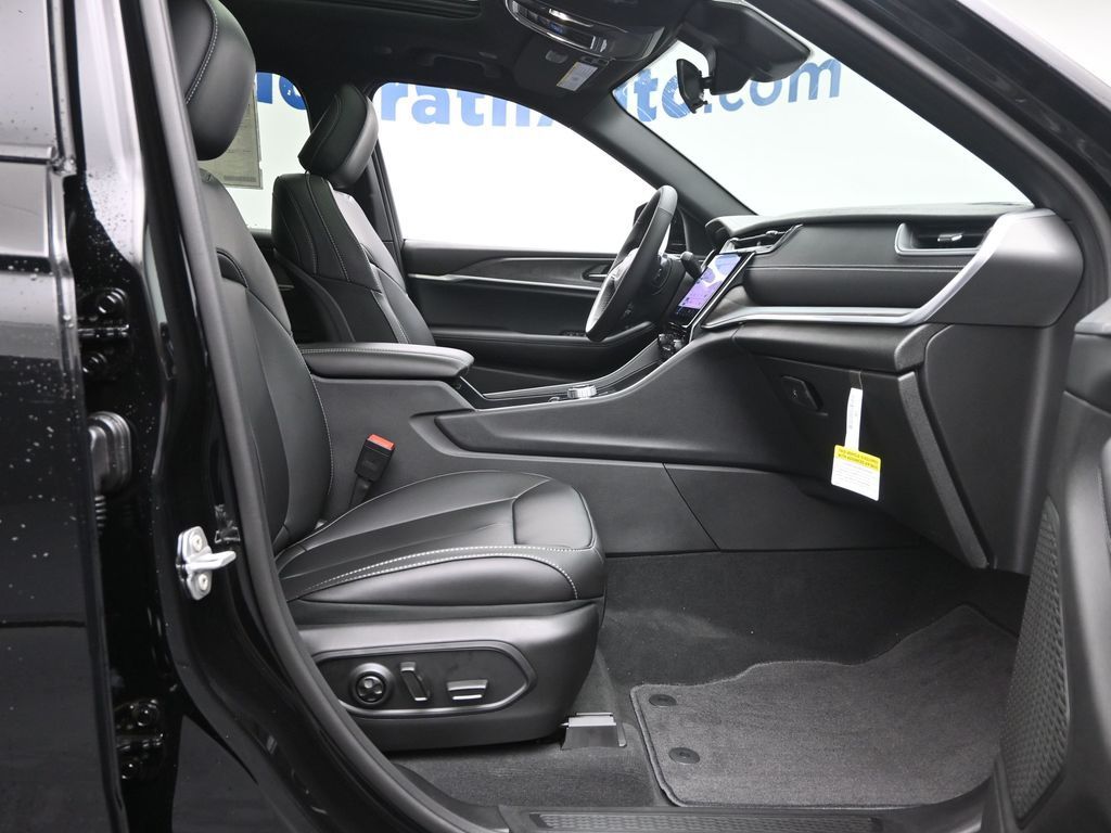 2025 Jeep Grand Cherokee Limited photo 5
