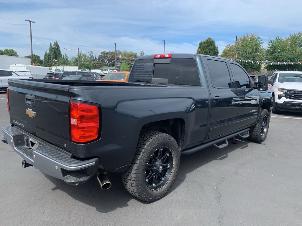 2018 Chevrolet Silverado 1500 LT photo 3