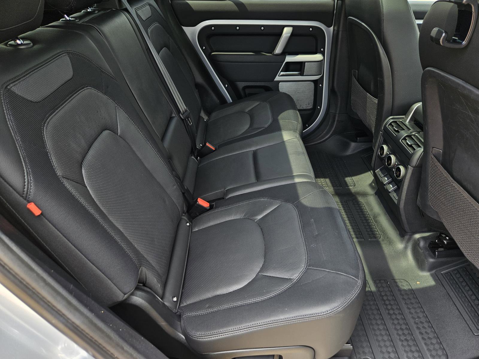 2024 Land Rover Defender X-Dynamic SE photo 38