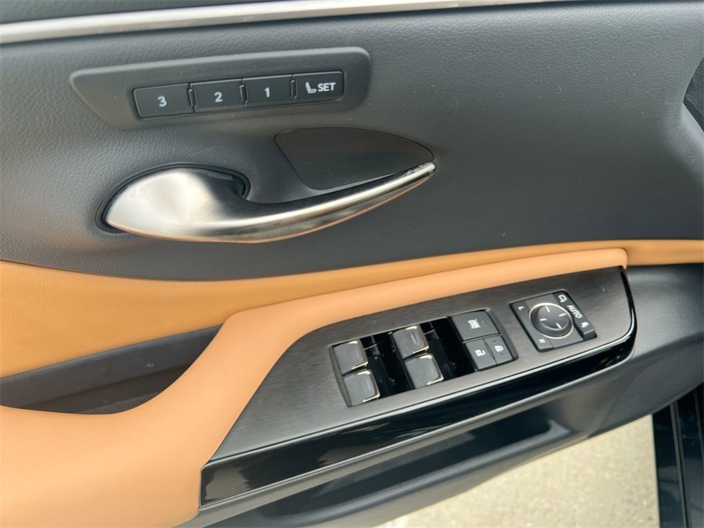 2025 Lexus ES 350 photo 10
