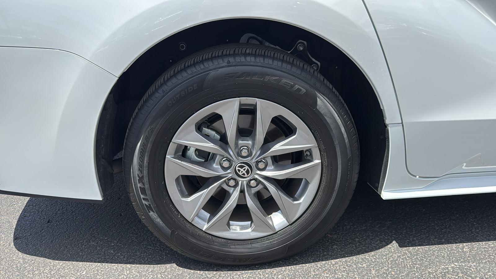 2024 Toyota Sienna XLE photo 9