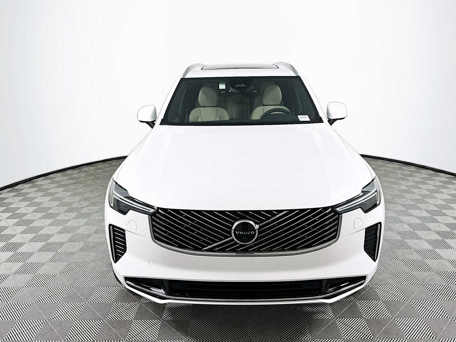 2025 Volvo XC90 B5 AWD Plus photo 2