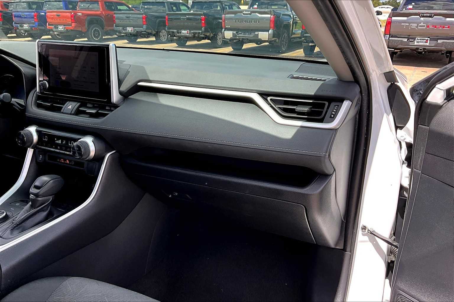 2024 Toyota RAV4 Hybrid XLE photo 9
