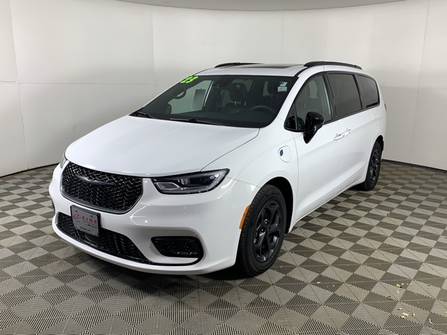 2023 Chrysler Pacifica Hybrid Limited photo 2