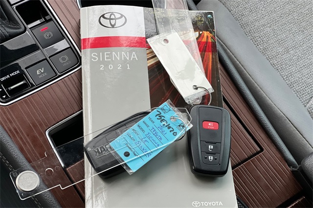 2021 Toyota Sienna LE photo 2
