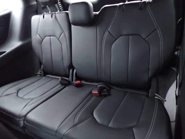 2026 Chrysler Pacifica photo 12
