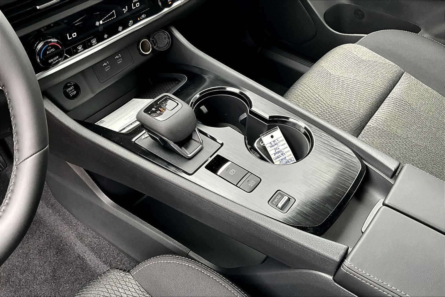 2025 Nissan Rogue SV photo 11