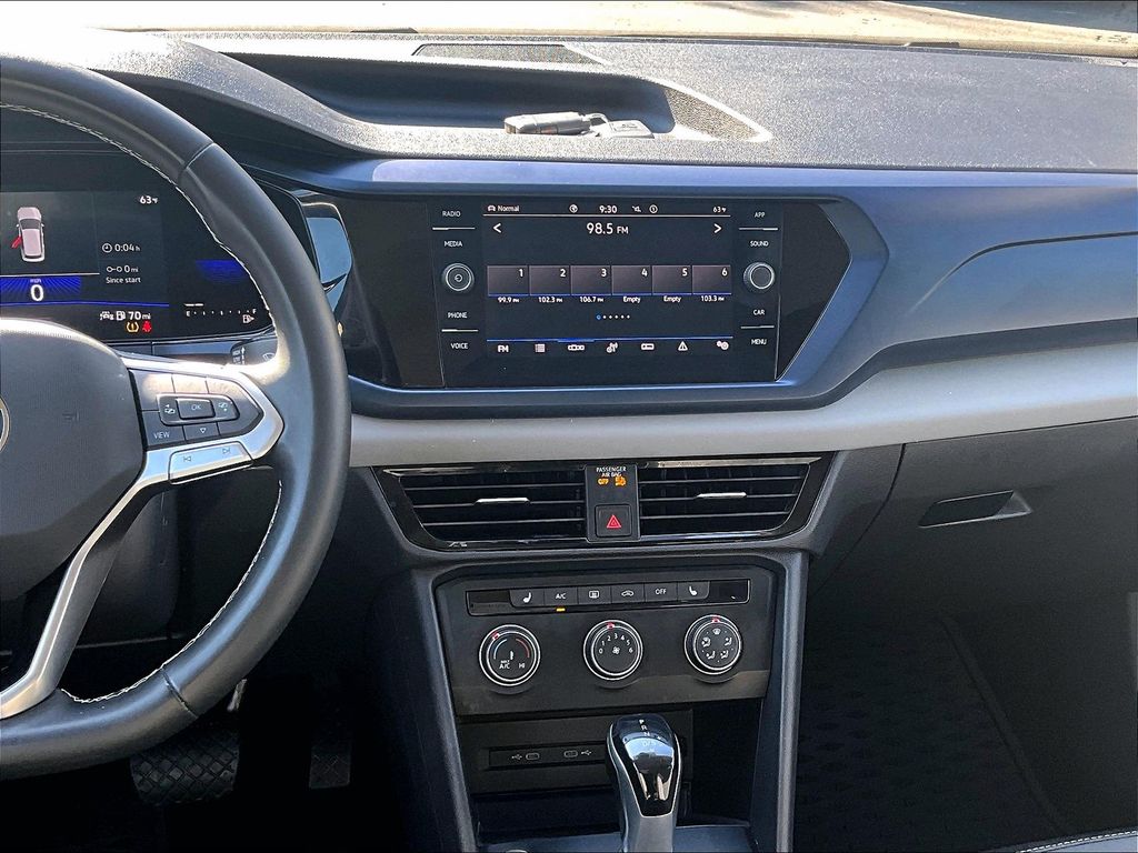 2022 Volkswagen Taos SE photo 3