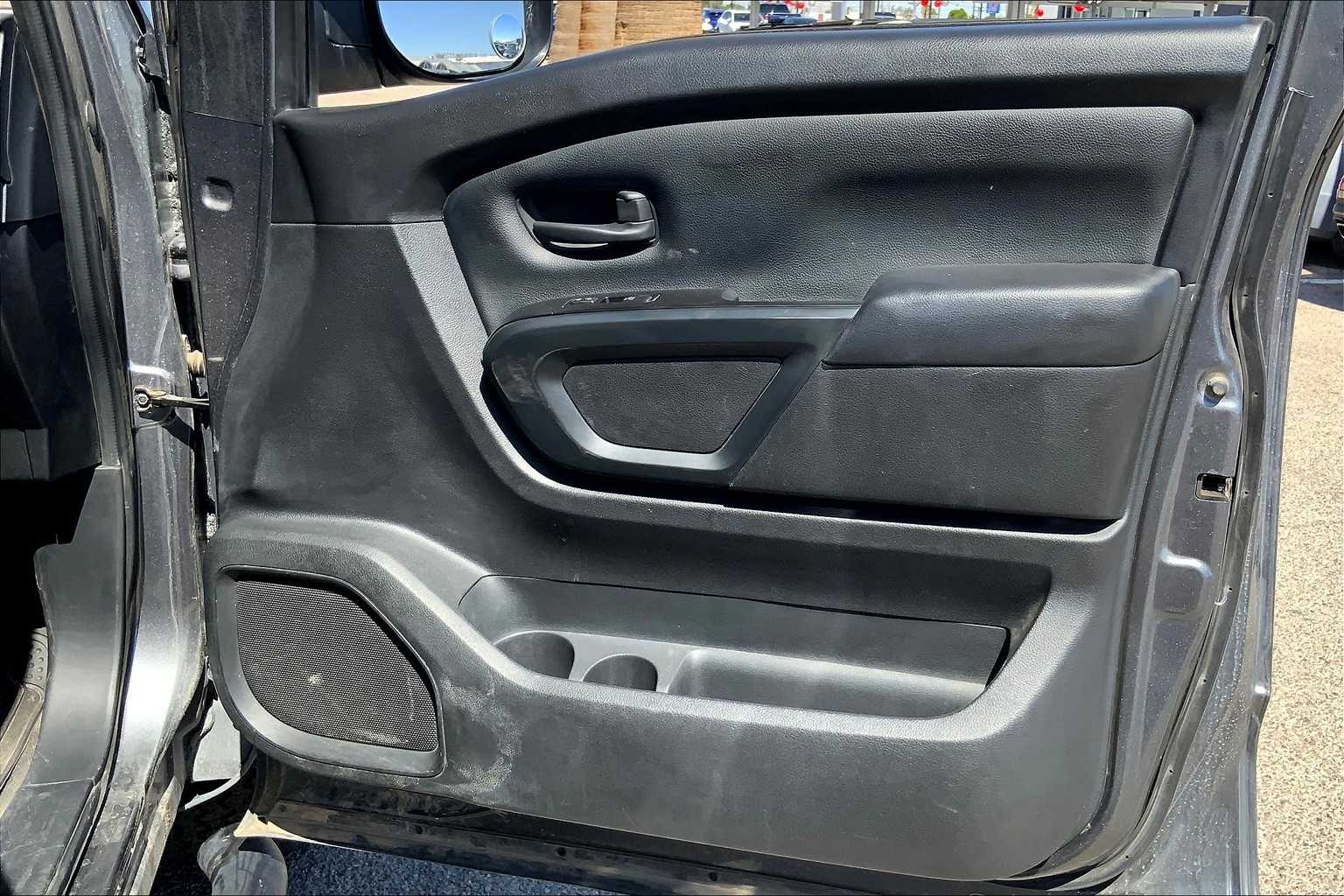 2023 Nissan Titan S Crew Cab photo 18