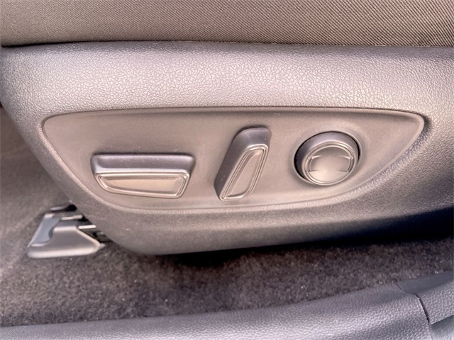 2025 Toyota RAV4 Hybrid XLE photo 4