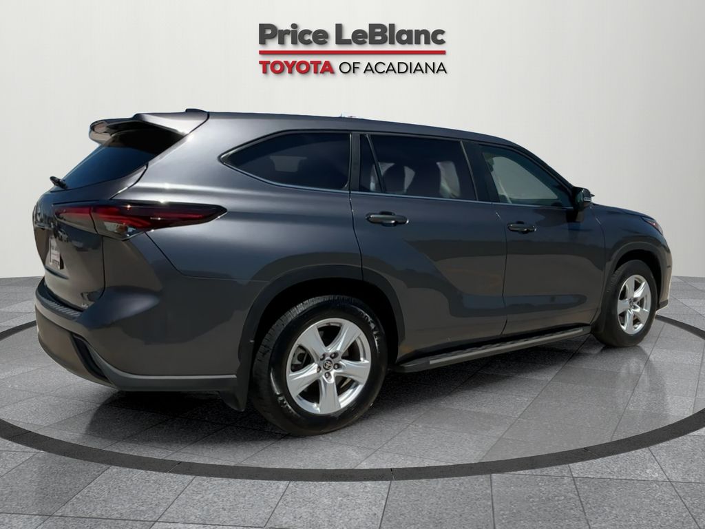 2024 Toyota Highlander LE photo 7