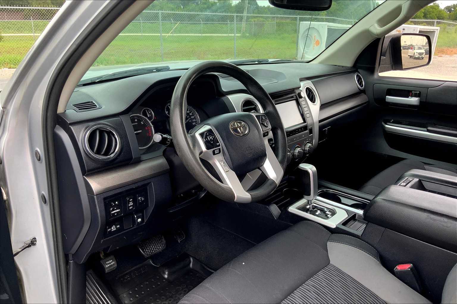 2017 Toyota Tundra SR5 photo 16