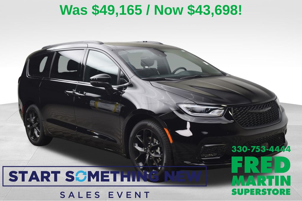 2026 Chrysler Pacifica Select's photo