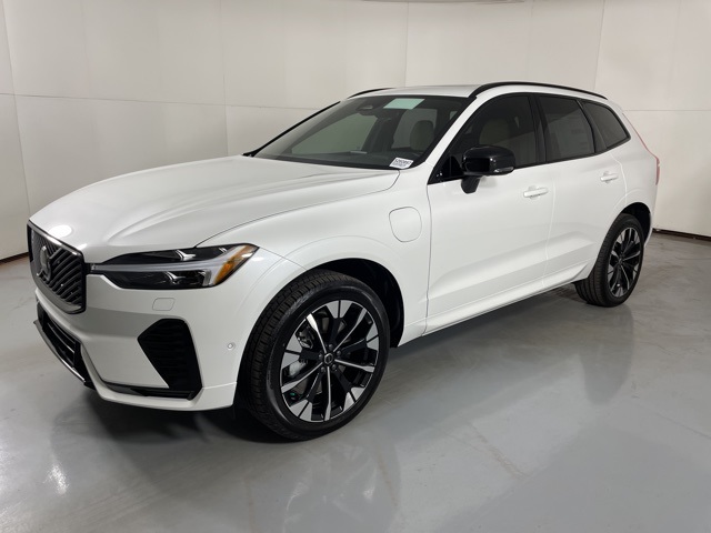 2026 Volvo XC60 T8 Plus photo 4