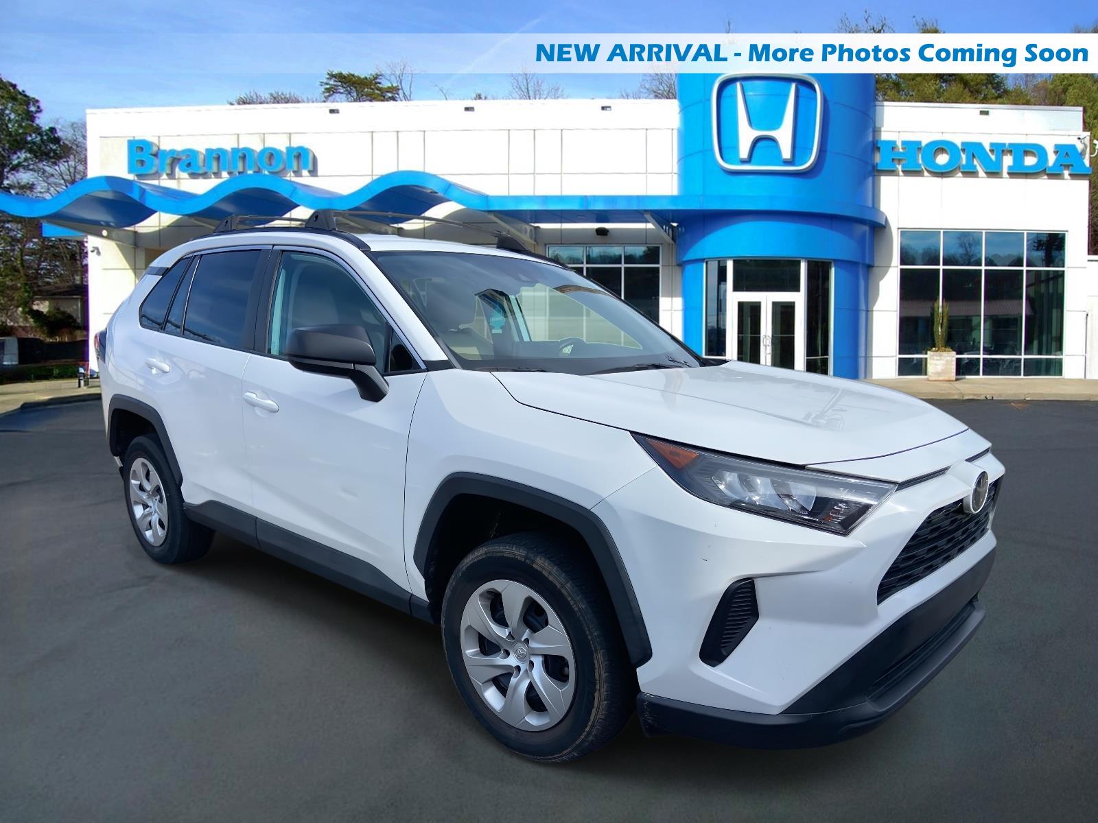 2021 Toyota RAV4 LE's photo