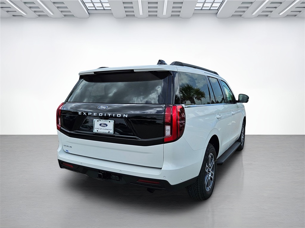 2025 Ford Expedition photo 2