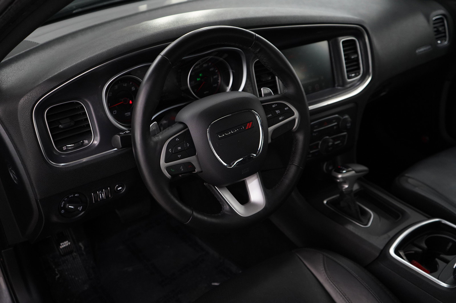 2016 Dodge Charger SXT photo 18
