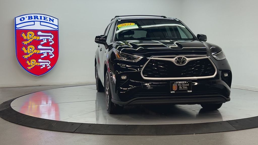 2021 Toyota Highlander XLE photo 2
