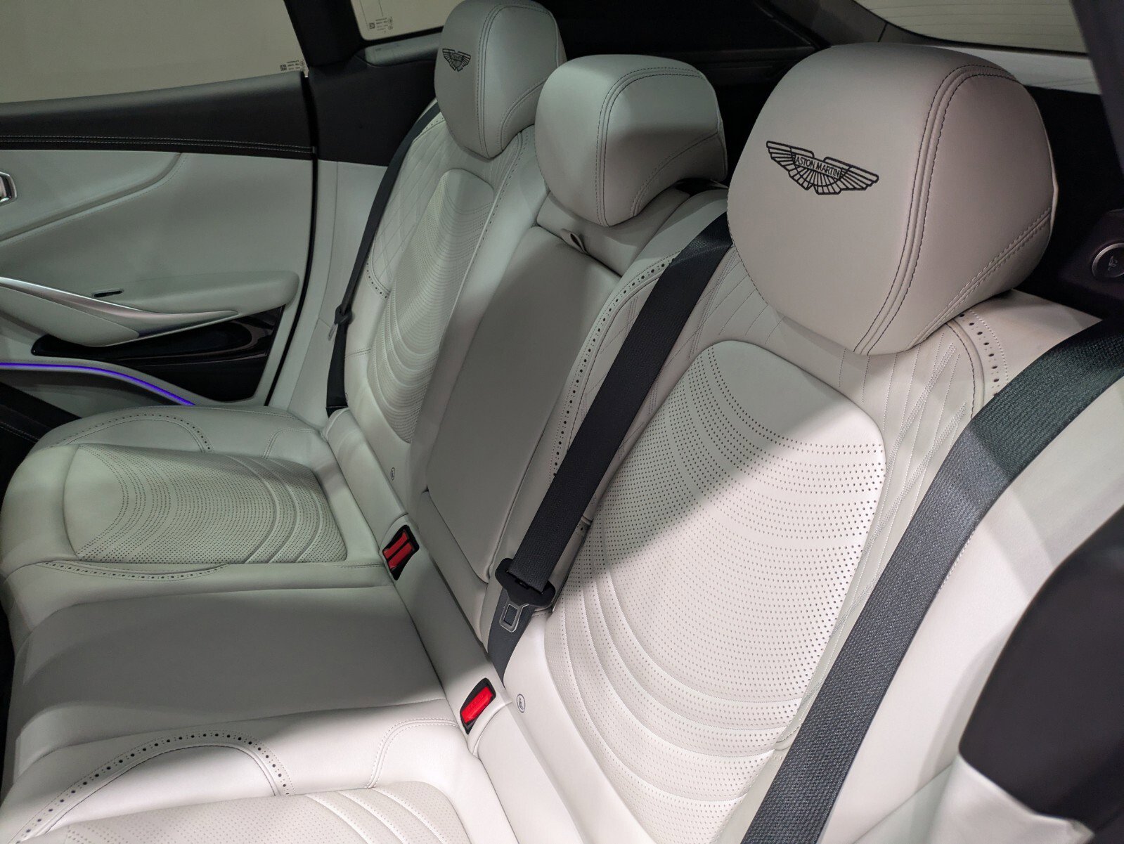 2024 Aston Martin DBX photo 19
