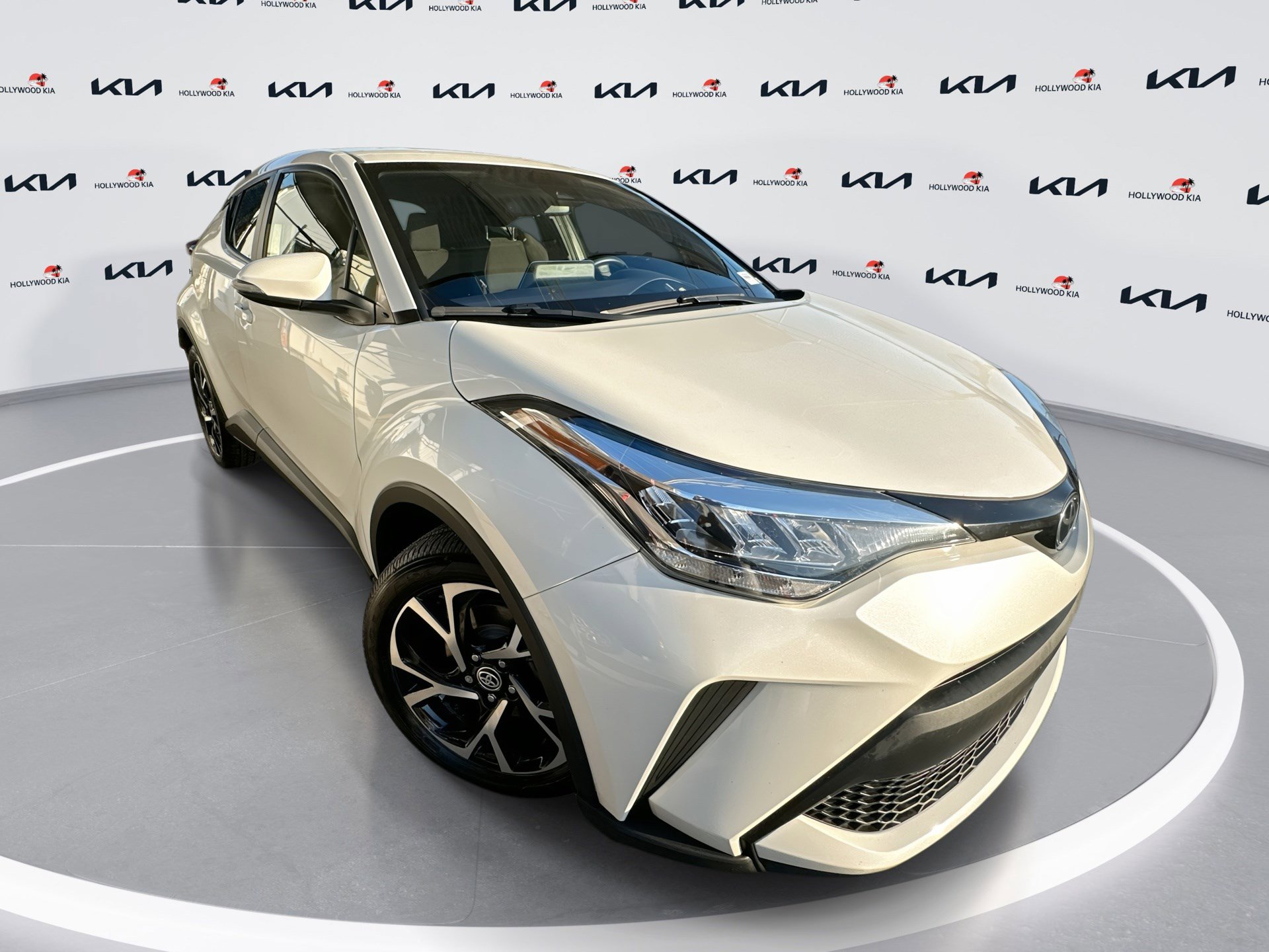 2021 Toyota C-HR XLE's photo