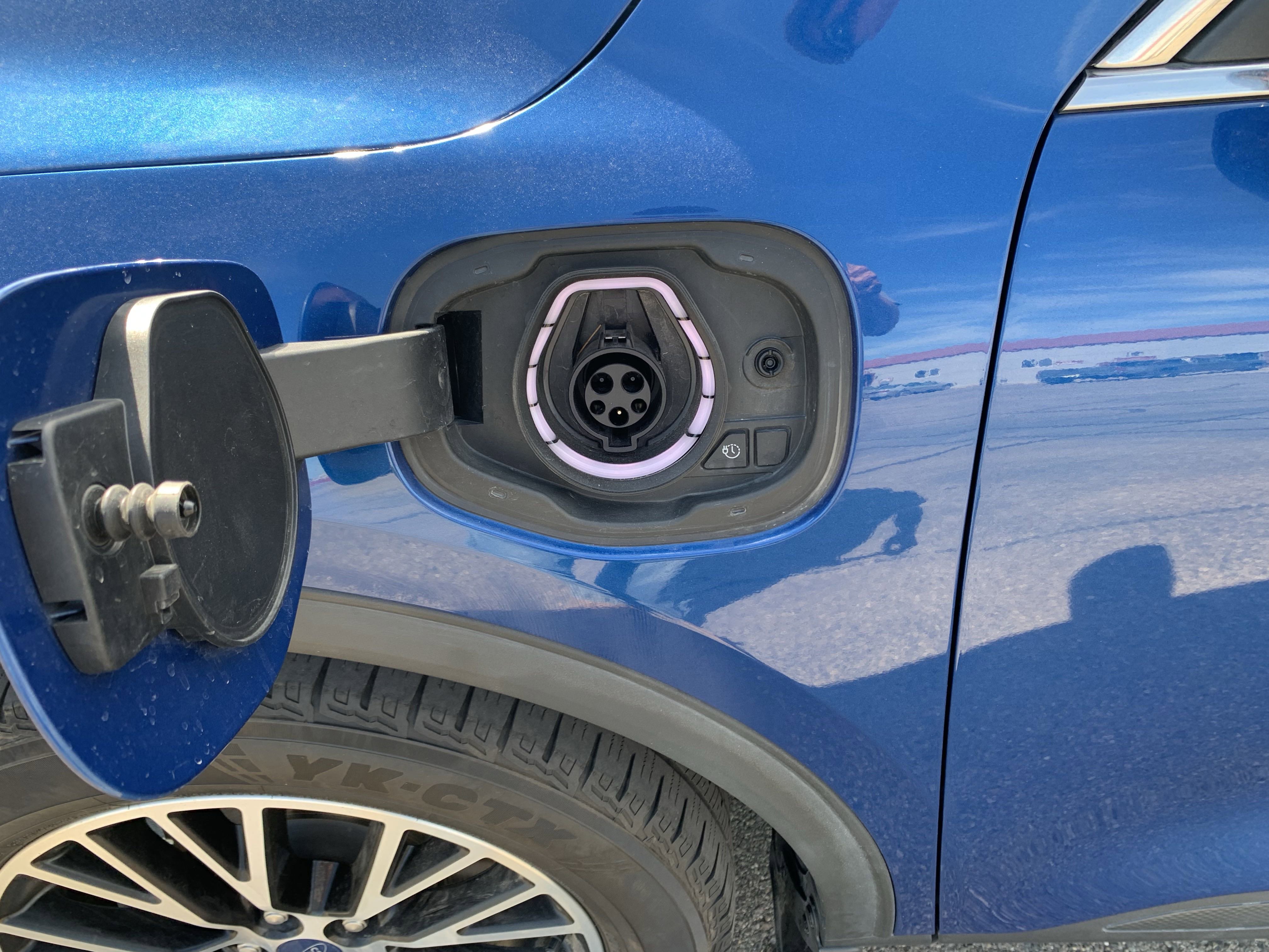 2022 Ford Escape Titanium Plug-In Hybrid photo 2