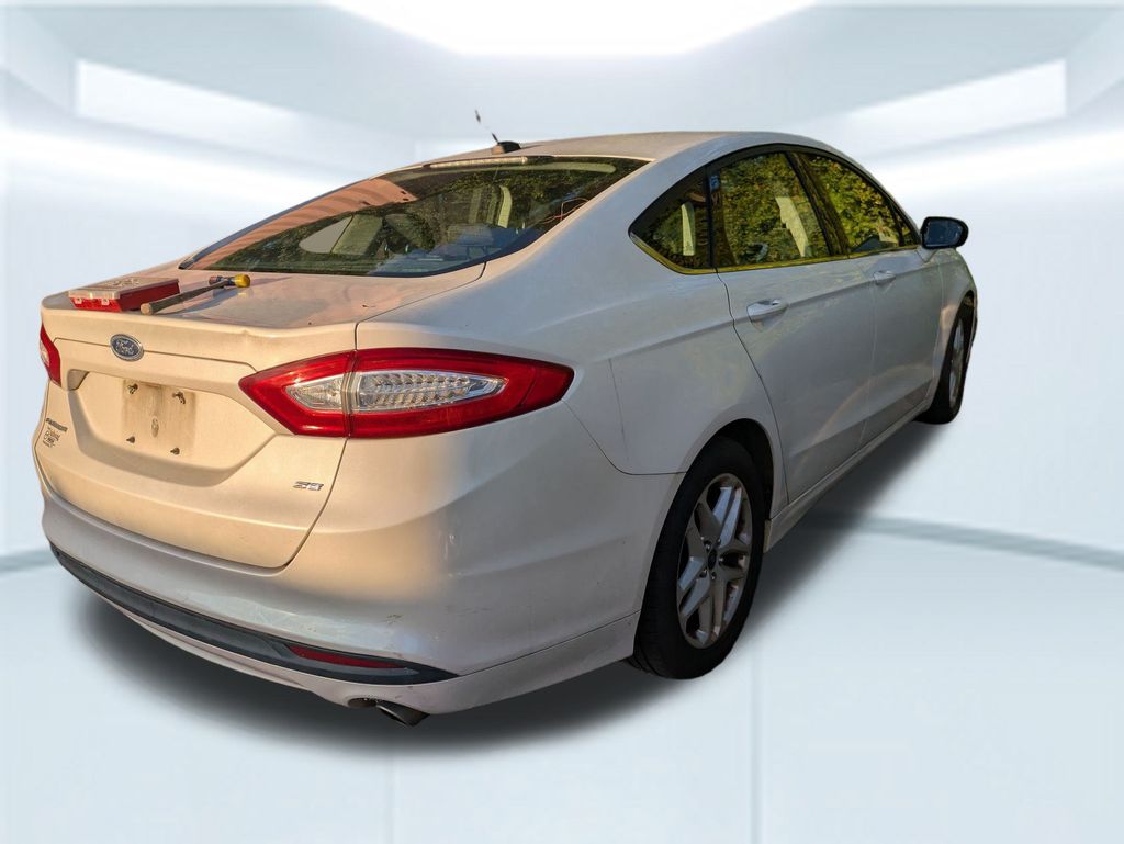 2014 Ford Fusion SE photo 2