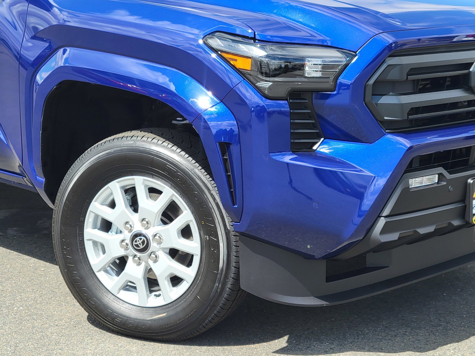 2025 Toyota Tacoma SR5 4x4 Double Cab photo 3