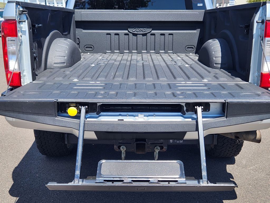 2019 Ford F-350 Lariat photo 14