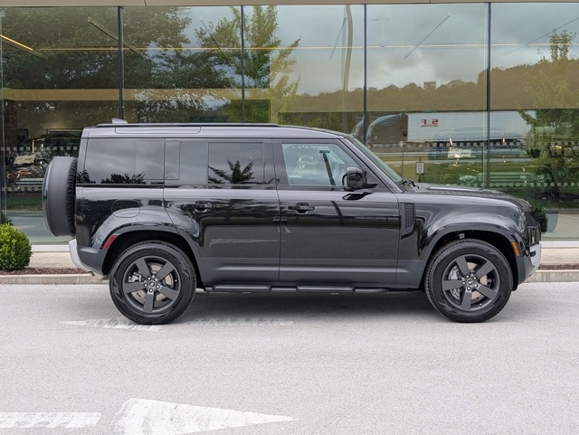 2025 Land Rover Defender 110 S photo 7