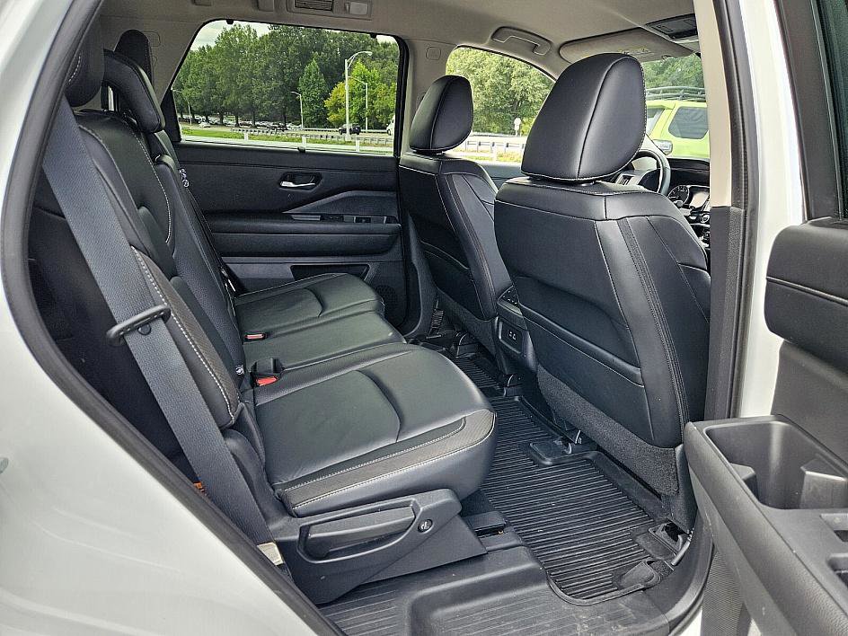2023 Nissan Pathfinder SL photo 14