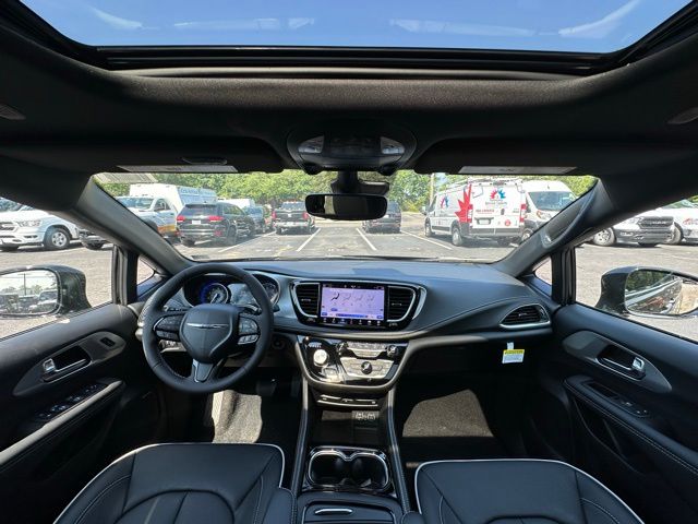 2025 Chrysler Pacifica Limited photo 2