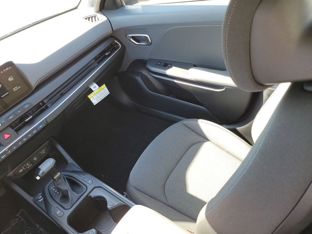 2025 Kia K4 LXS photo 17