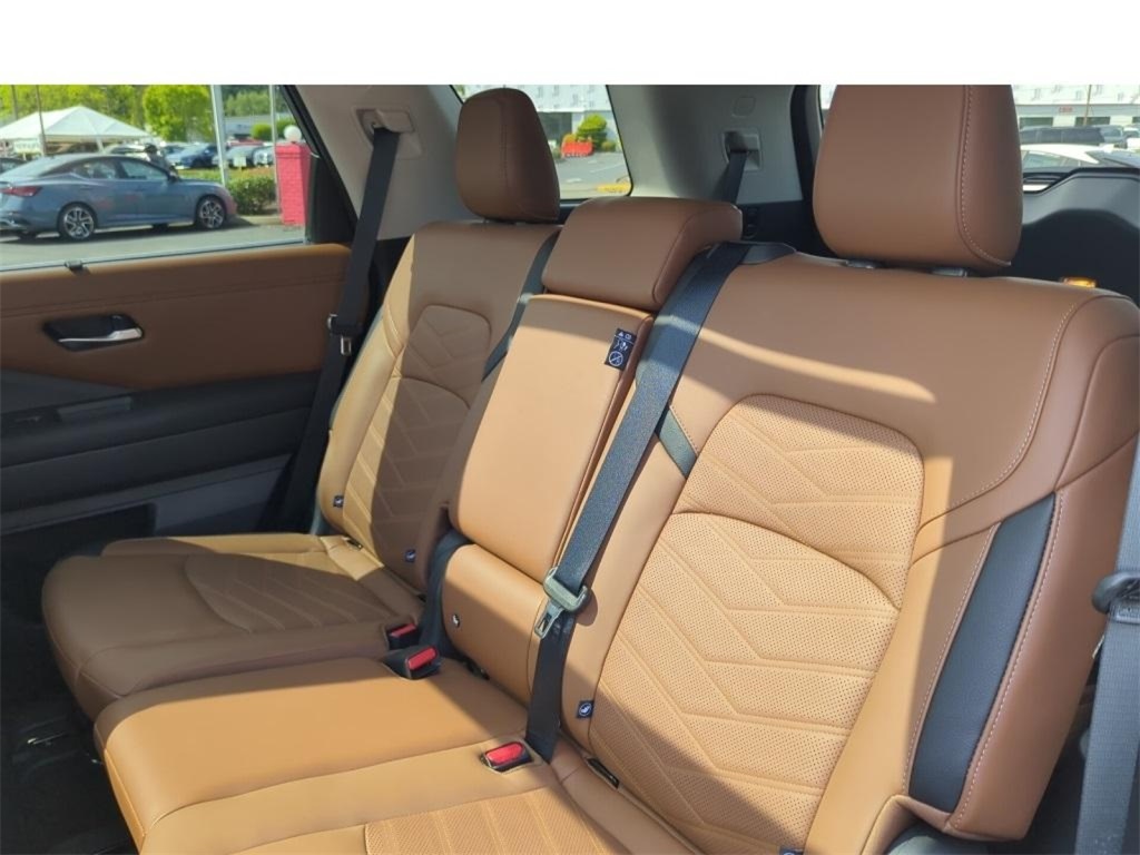 2024 Nissan Pathfinder Platinum photo 17